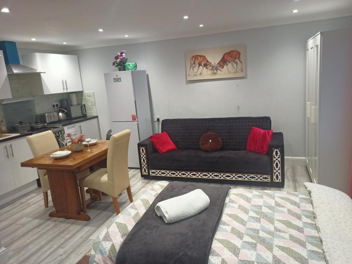 Homey Studio In Newport Perfect For Couples & Travelers Kültér fotó