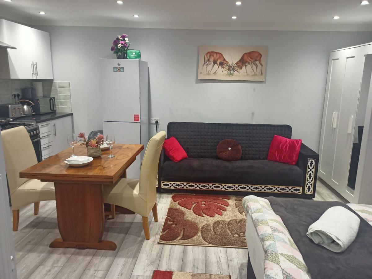 Homey Studio In Newport Perfect For Couples & Travelers Kültér fotó