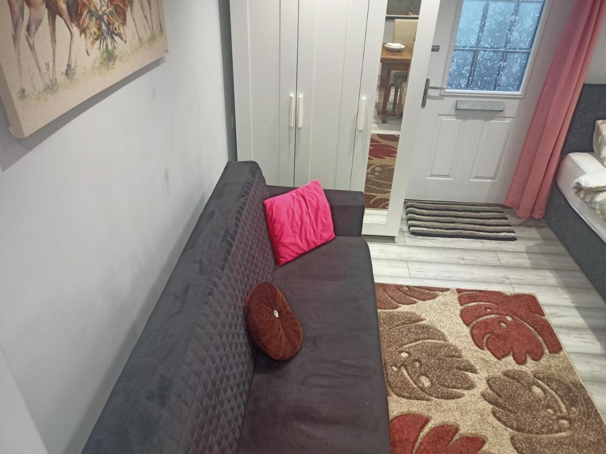 Homey Studio In Newport Perfect For Couples & Travelers Kültér fotó